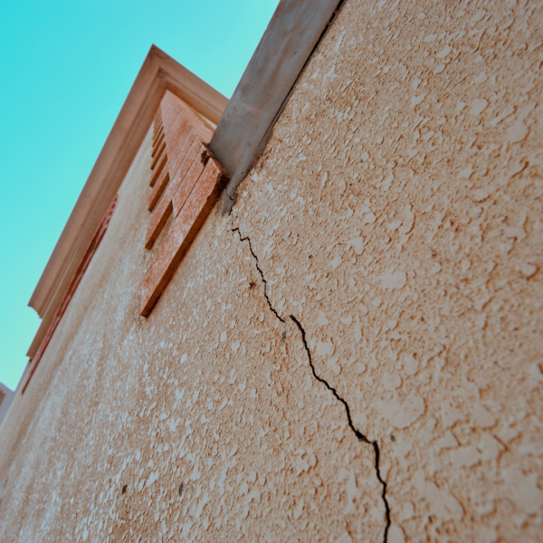 Professionnel de façade pour réparer fissures sur mur extérieur en crépis à Brignoles