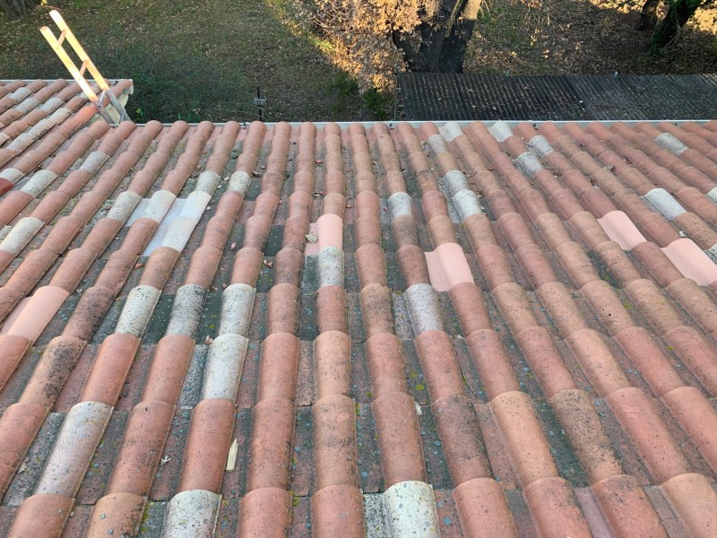 Tuiles romanes tachées et poreuses Carqueiranne