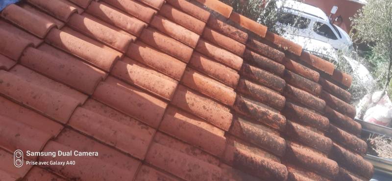 Efficacité de l'hydrofuge toiture contre la mousse sur tuiles béton à Hyères : mode opératoire et compatibilité matériau