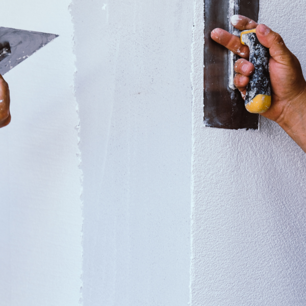 trouver un façadier pour pose d'enduit gratté à Cuers proche de La Crau