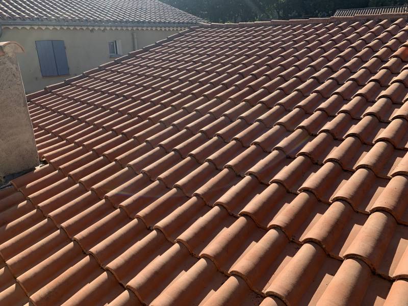 Nettoyage et imperméabilisation hydrofuge incolore de toiture en tuiles romanes terre cuite à Pierrefeu du Var et alentour 83