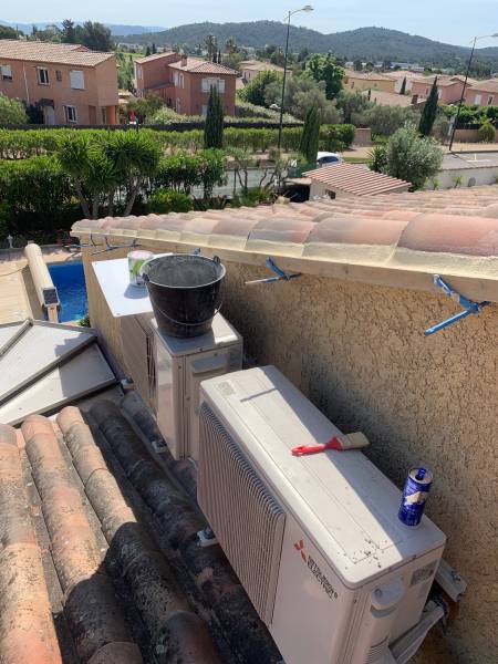 Artisan RGE pour la pose de rive à Hyères dans le Var