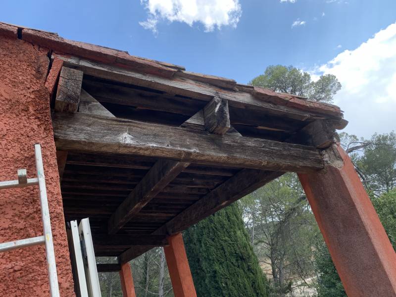 Remplacement de pannes et chevrons charpente bois en urgence le Luc et alentour