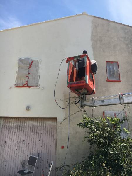 Peinture façade à l'aide d'une nacelle 83