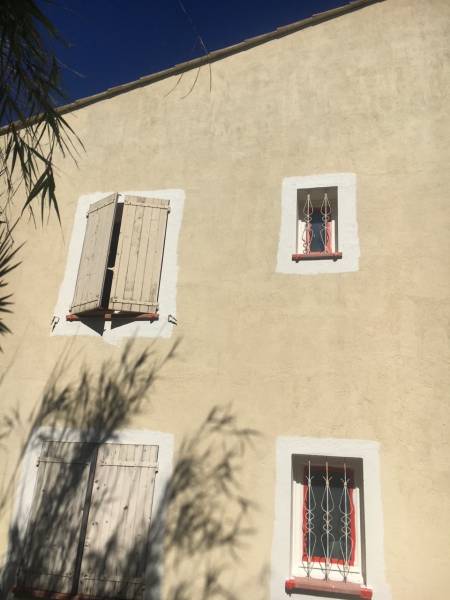 Façadier professionnel pour un ravalement de façade et peinture hydrofuge sur une façade de villa à Carqueiranne