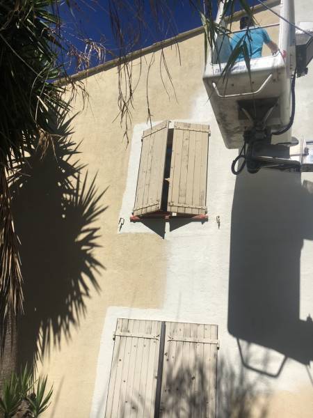 Façadier professionnel pour un ravalement de façade et peinture hydrofuge sur une façade de villa à Carqueiranne