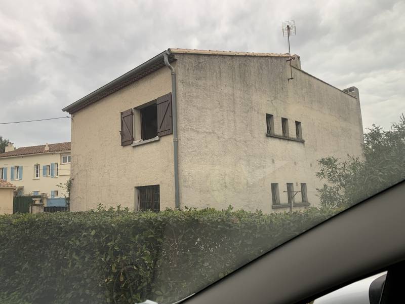 Couvreur certifié RGE pour réaliser un nettoyage et une imperméabilisation d’une façade incolore à La Garde près de Cuers. Façade poreuse et tachée