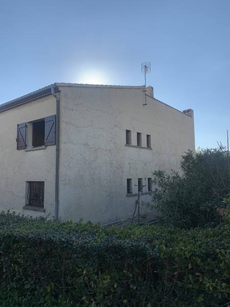 Couvreur certifié RGE pour réaliser un nettoyage et une imperméabilisation d’une façade incolore à La Garde près de Cuers. Façade nettoyée et hydrofugée