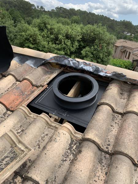 Pose d'un extracteur d'air par les combles par des artisans couvreurs à Gareoult dans le Var