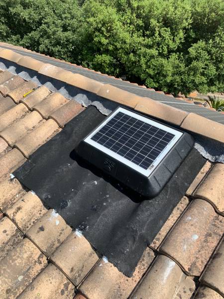 Réalisation d'une ventilation solaire par les combles par des artisans couvreurs à Gareoult dans le Var