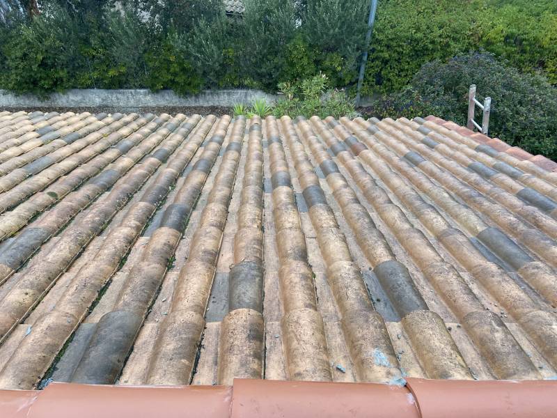 Tuiles vieillis et sale à Fréjus 83