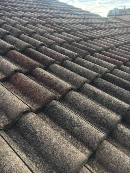 couvreur pour faire le nettoyage et le démoussage de toiture