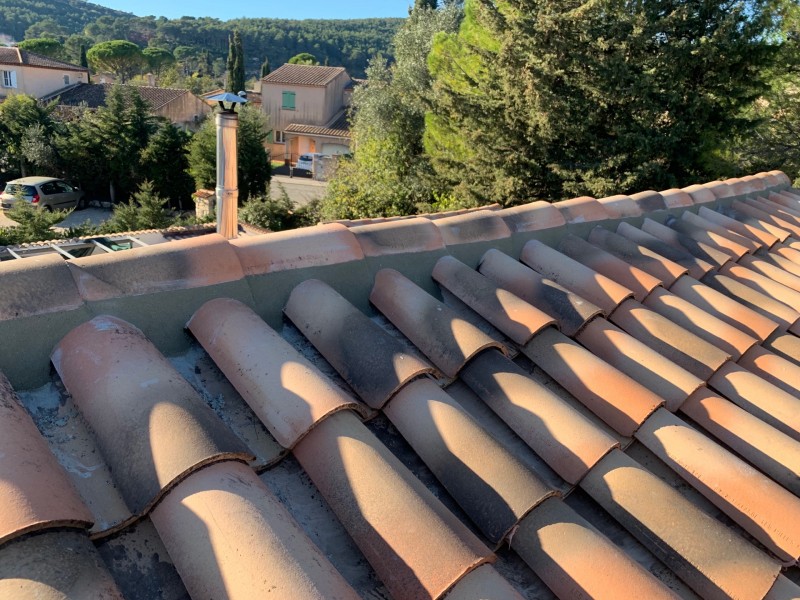 Faitage rénové en ciment fibré microporeux.
