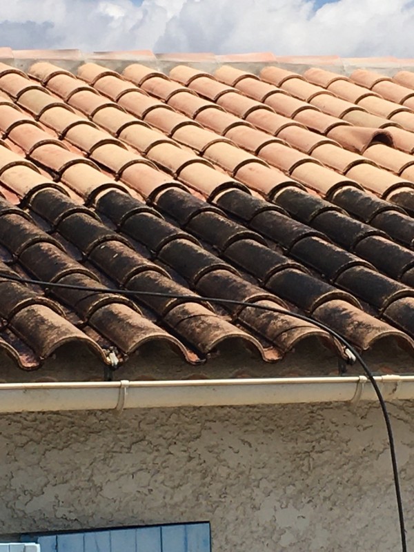 Traitement hydrofuge d’une toiture tuiles poreuses pour une maison à cuers dans Le var